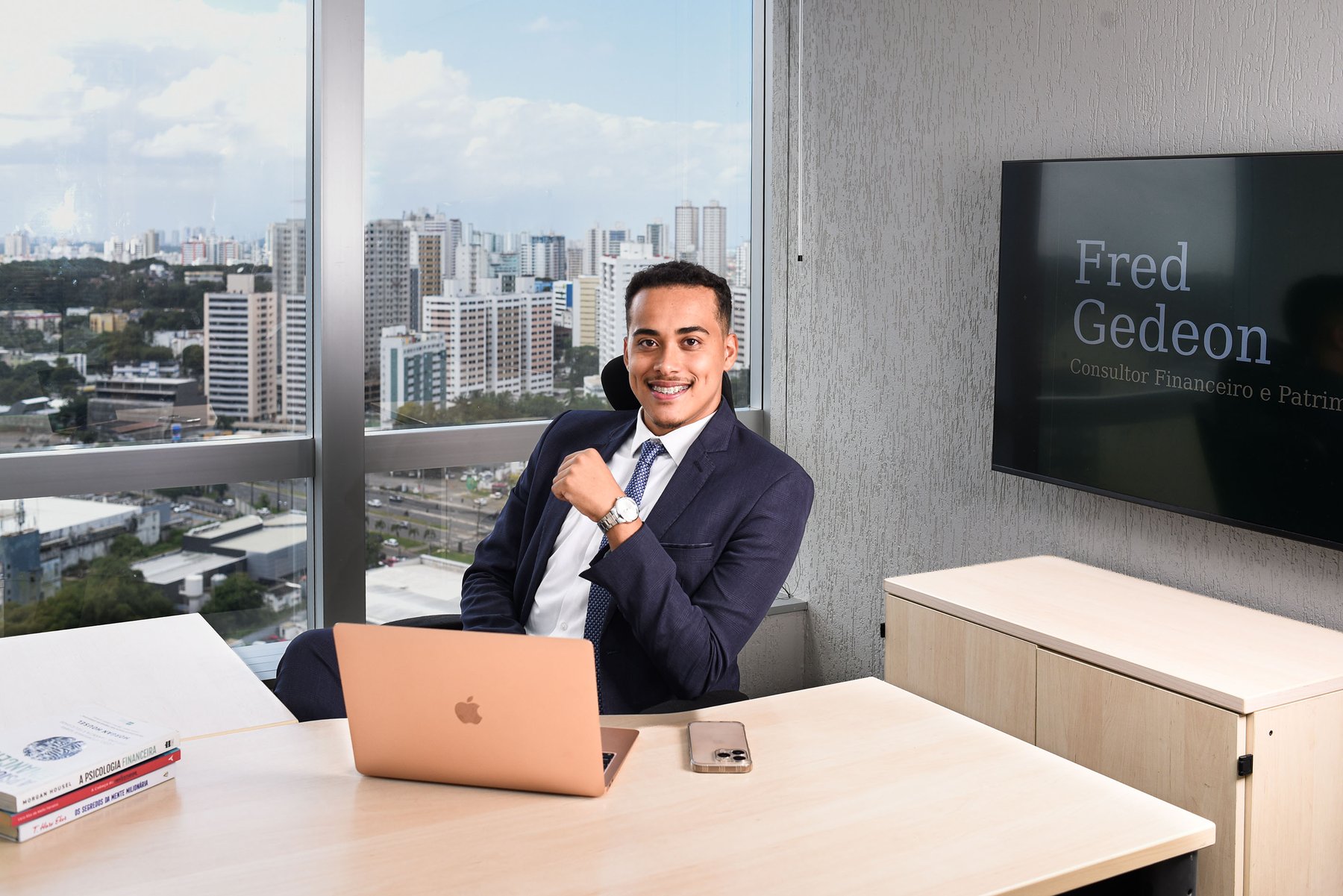 Fred Gedeon em seu escritório